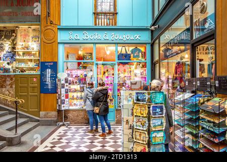 La boite à Joujoux un magasin de jouets à l'intérieur du passage Jouffroy, l'une des galeries marchandes couvertes les plus populaires de Paris, Banque D'Images