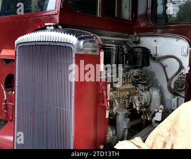 Travail sur le moteur de bus de transport public vintage. Banque D'Images