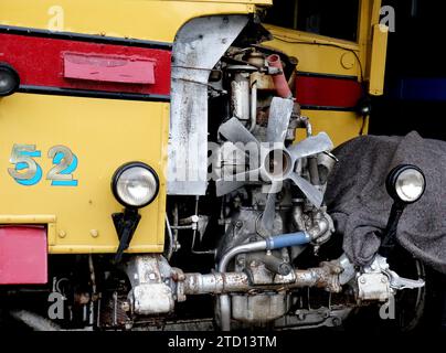 Travail sur le moteur de bus de transport public vintage. Banque D'Images