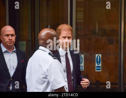 Londres, Royaume-Uni. 6 juin 2023. Le prince Harry quitte la haute Cour, Rolls Building. Plusieurs personnalités, dont le prince Harry, ont intenté des poursuites judiciaires contre Mirror Group Newspapers pour collecte d’informations illégale présumée, y compris le piratage téléphonique. Crédit : Vuk Valcic/Alamy Banque D'Images