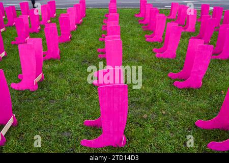 Londres, Royaume-Uni. 15 décembre 2023. Les groupes Vegans support the Farmers et Animal Rising place 133 bottes en bois sur la place du Parlement en mémoire des agriculteurs qui se sont suicidés et pour souligner la crise dans l'agriculture britannique. Crédit : Vuk Valcic/Alamy Banque D'Images