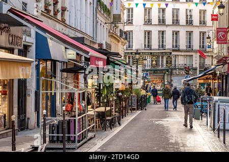 Les gens marchent le long de la rue Cadet dans le 9e arrondissement de Paris, France Banque D'Images