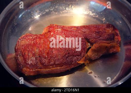 Bœuf rôti. La viande frit dans une poêle. Nourriture maison. Gros plan. Banque D'Images