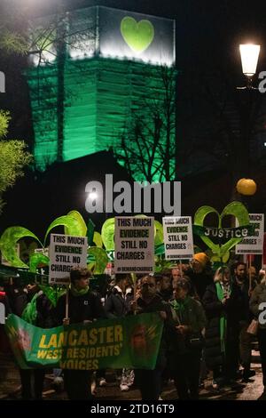 Londres, Royaume-Uni. 14 décembre 2023. Des membres de la communauté Grenfell et des sympathisants participent à la Grenfell Silent Walk autour de West Kensington. L'événement a été organisé pour marquer le six ans et demi de l'incendie de la tour Grenfell le 14 juin 2017, à la suite duquel 72 personnes sont mortes et plus de 70 ont été blessées. L'enquête sur la tour Grenfell a conclu en novembre 2022 que tous les décès dans l'incendie étaient évitables, mais aucune poursuite pénale n'a encore été engagée. Crédit : Mark Kerrison/Alamy Live News Banque D'Images