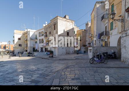 Vue sur la rue dans la vieille ville de Bari, capitale de la région des Pouilles, Italie du Sud Banque D'Images