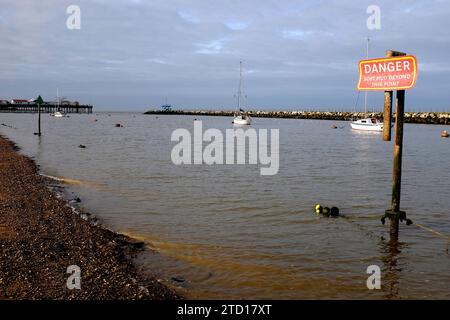 herne bay station balnéaire montrant la jetée, la plage et la mer, thanet, kent, royaume-uni décembre 2023 Banque D'Images