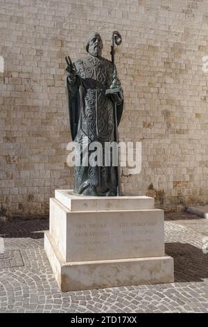 Statue de Saint Nicolas à l'église et site de pèlerinage Basilique San Nicola dans la vieille ville Bari Vecchia, Italie Banque D'Images