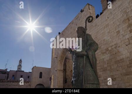 Statue de Saint Nicolas à l'église et site de pèlerinage Basilique San Nicola dans la vieille ville Bari Vecchia, Italie Banque D'Images