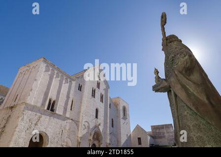 Statue de Saint Nicolas à l'église et site de pèlerinage Basilique San Nicola dans la vieille ville Bari Vecchia, Italie Banque D'Images