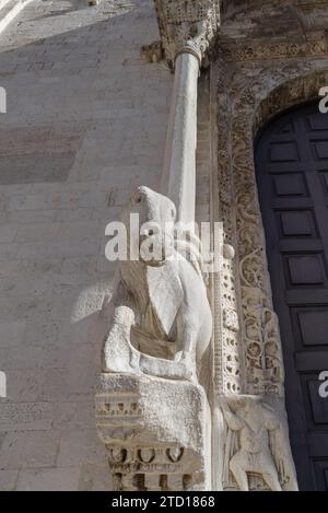 Statue devant la basilique Saint-Nicolas, Bari, Pouilles, Italie Banque D'Images