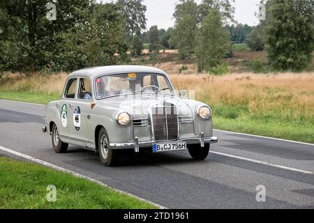 Von 10. Auto-Bild Klassik Hamburg-Berlin vom 24.-26.08.2017 Gemarkung Undeloh in der Lüneburger Heide. Im Foto : Mercedes-Benz 180 D BJ.1956 ccm1787 PS43 *** de 10 Auto Bild Klassik Hambourg Berlin de 24 26 08 2017 District Undeloh dans la lande de Lüneburg sur la photo Mercedes Benz 180 D BJ 1956 ccm1787 PS43 Banque D'Images