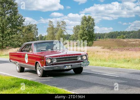 Von 10. Auto-Bild Klassik Hamburg-Berlin vom 24.-26.08.2017 Gemarkung Undeloh in der Lüneburger Heide. Im Foto : Plymouth Belvedere BJ.1967 ccm7210 PS295 *** à partir de 10 Auto Bild Klassik Hambourg Berlin à partir de 24 26 08 2017 quartier Undeloh dans la lande de Lüneburg sur la photo Plymouth Belvedere BJ 1967 ccm7210 PS295 Banque D'Images