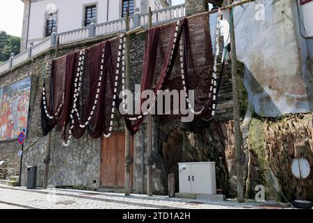 Filets de pêche traditionnels accrochés à sécher dans le joli village de Cudillero, Asturies, Espagne, Europe Banque D'Images