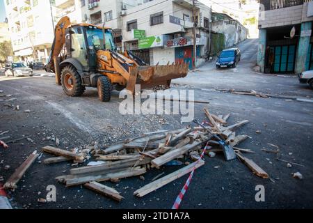 Un bulldozer palestinien enlève les décombres du site d'une frappe aérienne israélienne contre des militants palestiniens du camp de réfugiés de Balata, à l'est de la ville de Naplouse, en Cisjordanie. Un drone israélien a attaqué des militants palestiniens près de la tombe de Joseph pour tenter de les assassiner, et ils ont fui. Aucun blessé n'a été signalé et le raid a causé des destructions dans la rue. (Photo de Nasser Ishtayeh / SOPA Images/Sipa USA) Banque D'Images