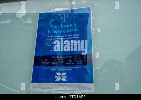 Maidenhead, Berkshire, Royaume-Uni. 15 décembre 2023. La Halifax Building Society de Maidenhead, dans le Berkshire, a maintenant fermé définitivement ses portes. Leur succursale de Windsor, à proximité, a également été fermée. Les banques fermées et les sociétés de construction sont maintenant un spectacle familial dans de nombreuses villes, car de plus en plus de personnes n'utilisent plus d'argent liquide et ne font plus de transactions bancaires en ligne. Crédit : Maureen McLean/Alamy Live News Banque D'Images