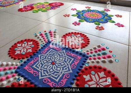 De nombreux rangolis décorés sur le sol à l'intérieur de la maison. Concours de design rangoli. Beaucoup de patters de rangoli Banque D'Images