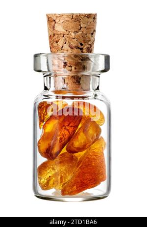 Petits morceaux d'ambre minéral jaune naturel dans un bocal en verre, gros plan, isolé sur fond blanc Banque D'Images