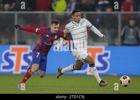 Fran Tudor de Rakow Czestochowa (à gauche) et Luis Muriel d'Atalanta (à droite) vus en action lors du match de football UEFA Europa League 2023/2024 entre Rakow Czestochowa et Atalanta à ArcelorMittal Park. Score final ; Rakow Czestochowa 0:4 Atalanta. (Photo de Grzegorz Wajda / SOPA Images/Sipa USA) Banque D'Images