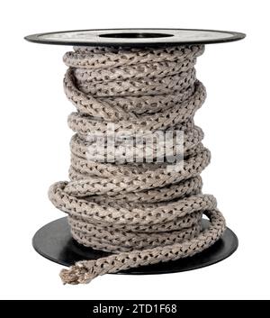 La corde de jute est enroulée sur une bobine en plastique sur un fond blanc. Isolez la corde Banque D'Images