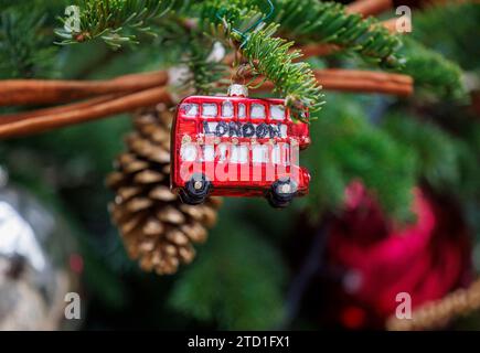 Londres, Royaume-Uni 15 déc. 2023 détail d'un bus londonien. Le sapin de Noël Downing Street devant la porte du numéro 10, la maison du Premier ministre britannique. Banque D'Images