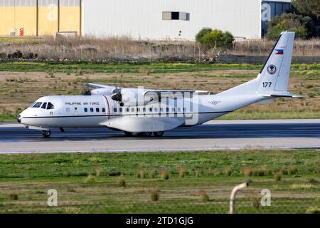 Philippines Air Force Airbus C-295M (Reg. : 177) partant sur son vol de ferry après une escale de nuit. Banque D'Images