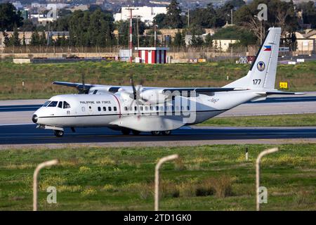 Philippines Air Force Airbus C-295M (Reg. : 177) partant sur son vol de ferry après une escale de nuit. Banque D'Images