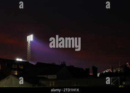 Les projecteurs brillent sur le ciel de Nottingham après le match de Premier League Nottingham Forest vs Tottenham Hotspur à City Ground, Nottingham, Royaume-Uni, le 15 décembre 2023 (photo de Gareth Evans/News Images) Banque D'Images