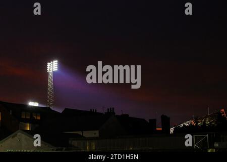 Les projecteurs brillent sur le ciel de Nottingham après le match de Premier League Nottingham Forest vs Tottenham Hotspur à City Ground, Nottingham, Royaume-Uni, le 15 décembre 2023 (photo de Gareth Evans/News Images) à Nottingham, Royaume-Uni le 12/15/2023. (Photo Gareth Evans/News Images/Sipa USA) Banque D'Images