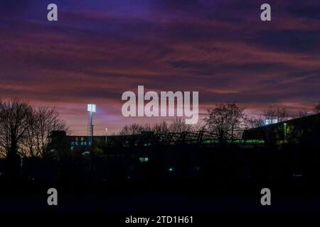 Les projecteurs brillent sur le ciel de Nottingham après le match de Premier League Nottingham Forest vs Tottenham Hotspur à City Ground, Nottingham, Royaume-Uni, le 15 décembre 2023 (photo de Gareth Evans/News Images) Banque D'Images