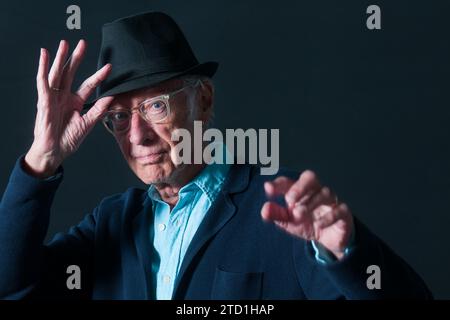 Le poète anglais, poète de performance, animateur, auteur pour enfants et dramaturge Roger McGough assiste à un photocall lors de l'Edinburgh International Boo Banque D'Images