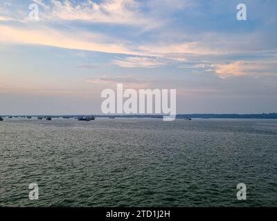 Vue du détroit de Madura depuis la ville de Surabaya, Java oriental, Indonésie. Avec la côte de Madura en arrière-plan Banque D'Images