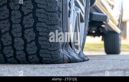 Pneu crevé sur camion sur ciment, gros plan, vue à faible angle Banque D'Images