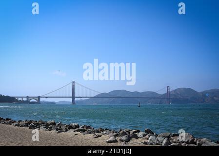 Vue sur le Golden Gate Bridge depuis Crissy Field Beach - San Francisco, Californie Banque D'Images