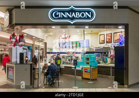 BLOOMINGTON, MN, États-Unis - 12 DÉCEMBRE 2023 : restaurant Cinnabon et individus non identifiés au centre commercial Mall of America. Banque D'Images