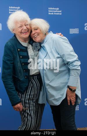 Ruth Wishart et Liz Lochhead assister à un photocall au cours de l ...