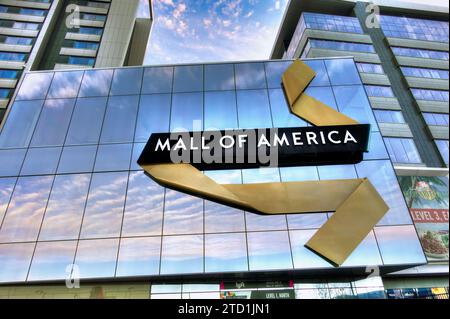 BLOOMINGTON, MN, États-Unis - 12 DÉCEMBRE 2023 : entrée et façade du Mall of America shopping mal au crépuscule. Banque D'Images