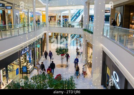 BLOOMINGTON, MN, États-Unis - 12 DÉCEMBRE 2023 : acheteurs non identifiés au centre commercial Mall of America. Banque D'Images