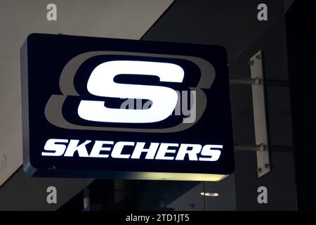 BLOOMINGTON, MN, États-Unis - 12 DÉCEMBRE 2023 : magasin de détail Skechers au centre commercial Mall of America. Banque D'Images