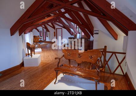 Belle assise en bois sculpté dans la villa El Capricho, conçue par Antoni Gaudí, Comillas, Cantabrie, Espagne, Banque D'Images