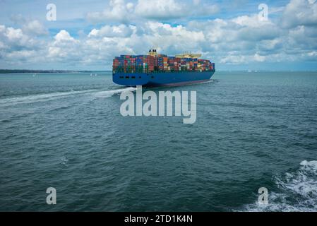Un porte-conteneurs rempli de conteneurs métalliques quitte le port de Portsmouth en Angleterre au Royaume-Uni Banque D'Images