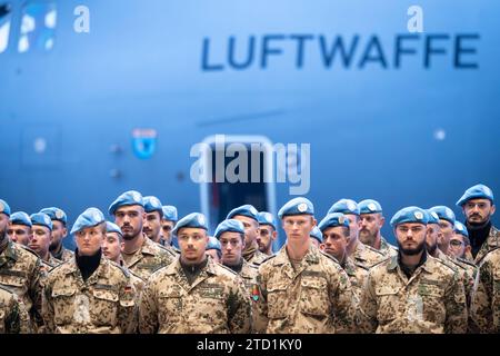 Rueckkehrerappell Deutsches Einsatzkontingent MINUSMA Mali Blauhelme vor der Maschine der Luftwaffe die sie heute zurueck nach Deutschland geflogen Hat. Beim Rueckkehrerappell fuer Soldatinnen und Soldaten des letzten Deutschen Einsatzkontingents MINUSMA Mission multidimensionnelle intégrée des Nations Unies pour la stabilisation au Mali Wunstorf Niedersachsen Deutschland *** appel de retour du contingent allemand MINUSMA Mali casques bleus devant l'avion de l'armée de l'air qui les a ramenés en Allemagne aujourd'hui au appel de retour pour les soldats du dernier contingent allemand MINUSMA United Nations multid Banque D'Images