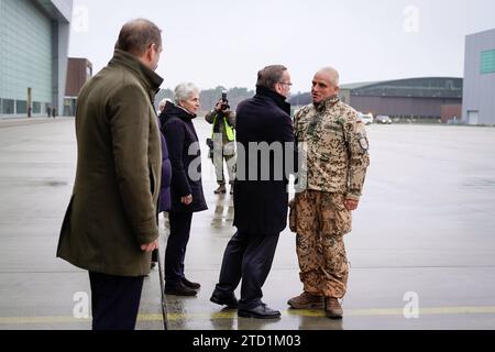 Rueckkehrerappell Deutsches Einsatzkontingent MINUSMA Mali Bundesverteidigungsminister Boris Pistorius begruesst Oberst Heiko Bohnsack stellvertrtend BEI Ankunft mit der Maschine der Luftwaffe beim Rueckkehrerappell fuer Soldatinnen und Soldaten des letzten Deutschen Einsatzkontingf Mission intégrée des Nations Unies stabilisation multidimensionnelle MINUSMA 15.12.2023 Wunstorf Niedersachsen Deutschland *** appel de retour du contingent allemand MINUSMA Mali le ministre fédéral de la Défense Boris Pistorius accueille le colonel Heiko Bohnsack au nom de l'armée de l'air allemande à TH Banque D'Images