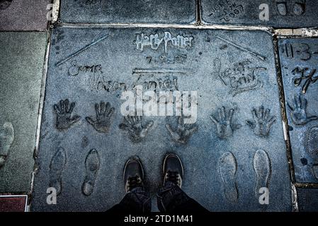 Debout par Harry Potter empreintes de main dans la cour du Grauman's Chinese Theatre - Los Angeles, Californie Banque D'Images