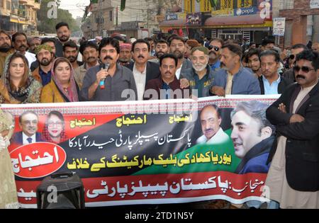 Des militants du Parti populaire (PPP) organisent une manifestation de protestation contre la commercialisation noire des engrais, à Hyderabad, le vendredi 15 décembre 2023. Banque D'Images