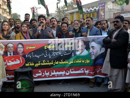 Des militants du Parti populaire (PPP) organisent une manifestation de protestation contre la commercialisation noire des engrais, à Hyderabad, le vendredi 15 décembre 2023. Banque D'Images