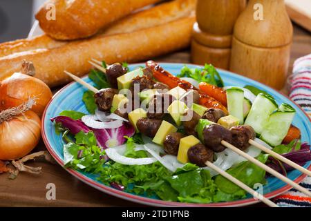 Brochettes de cœurs de poulet avec avocat Banque D'Images