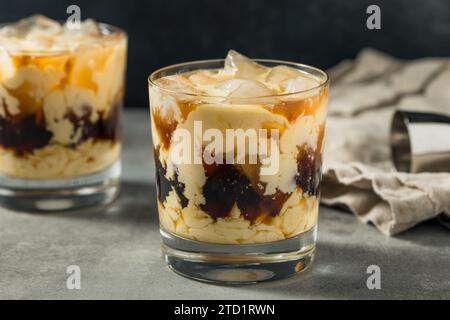 Boozy Cold Eggnog White Russian cocktail avec café et vodka Banque D'Images