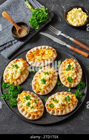 Pasties caréliens, tartes caréliennes, pirogs, karjalanpiirakka, pâtisseries finlandaises classiques de croûte de seigle fine avec garniture de riz, garnies de beurre d'oeuf sur pla Banque D'Images