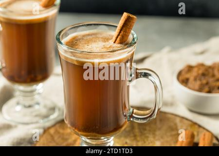 Rhum beurré chaud et chaud avec cannelle Banque D'Images