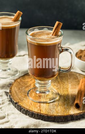 Rhum beurré chaud et chaud avec cannelle Banque D'Images